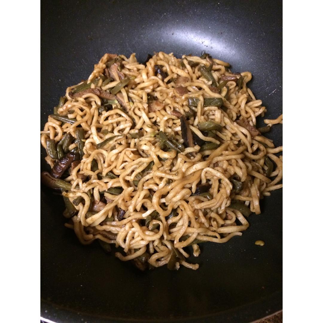 最适合夏天的一锅出--酱香豆角焖面
