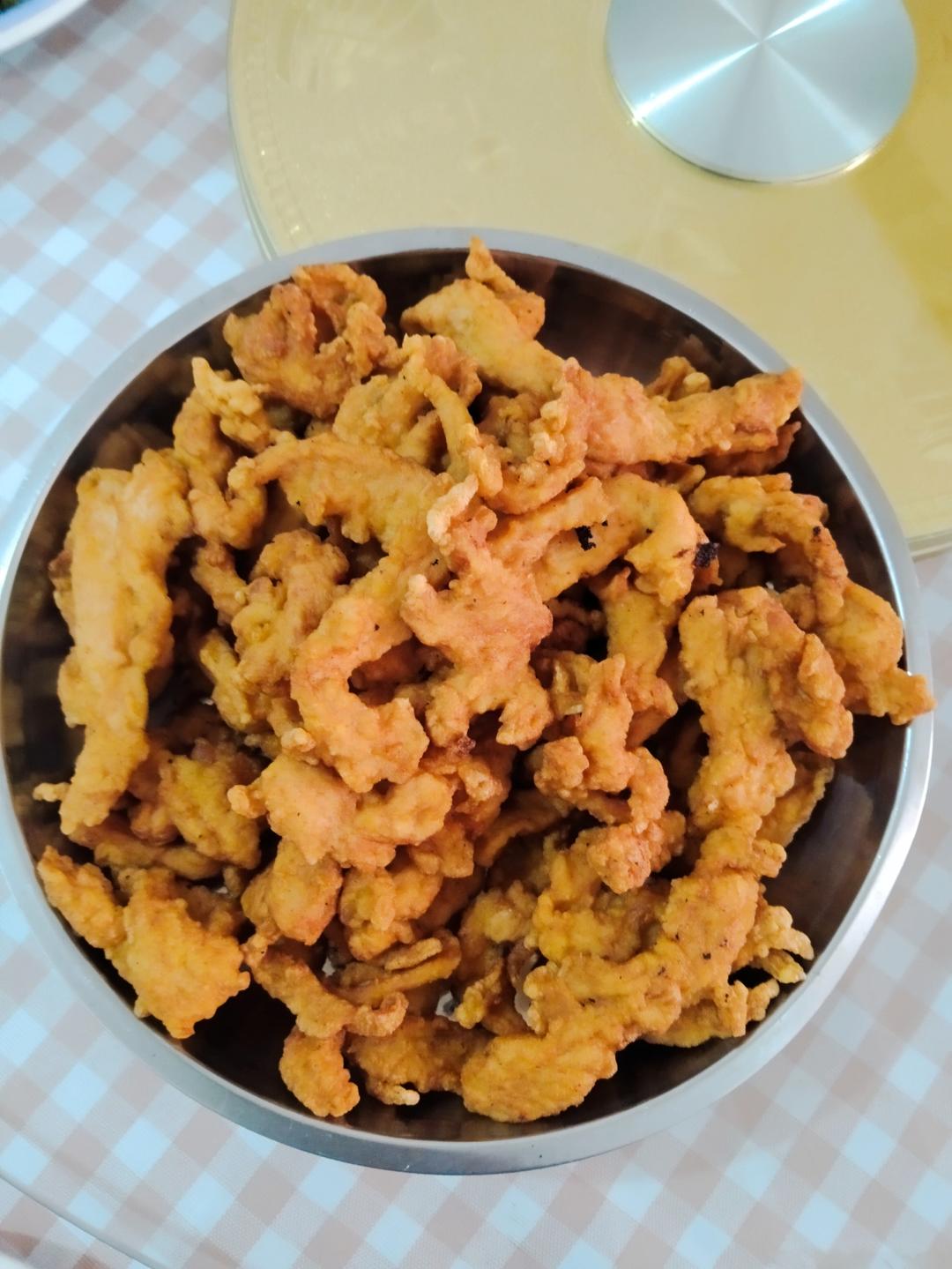 上餐桌就空盘的炸鸡柳