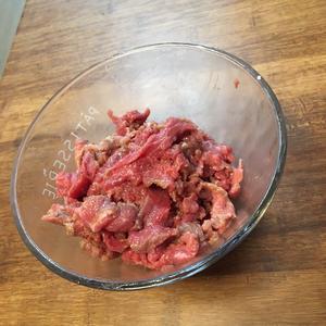 芦笋金针菇炒牛肉的做法 步骤1