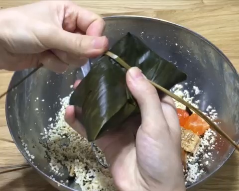 咸蛋黄肉粽子（附详细包粽子视频）的做法 步骤7