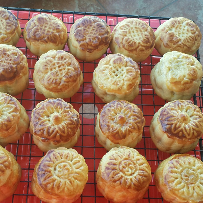 广式蛋黄莲蓉月饼