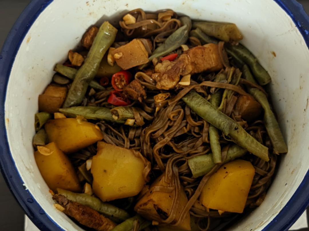 五花肉豆角土豆铁锅焖面