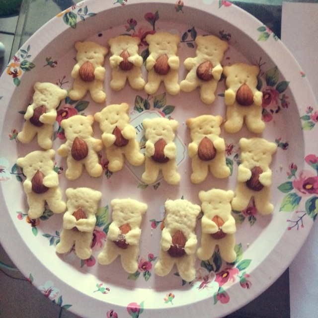 抱杏仁的小熊（造型饼干）