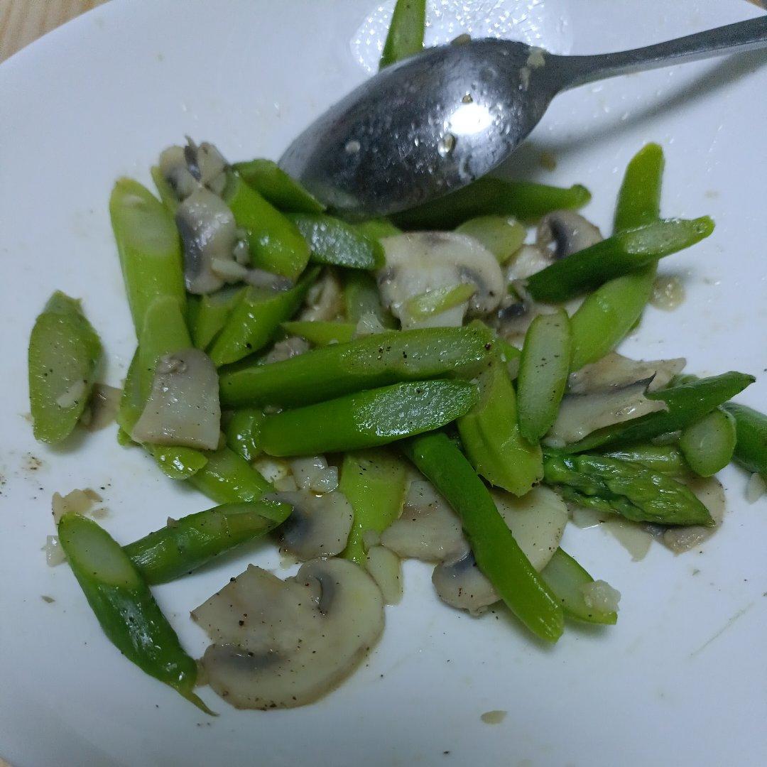 教你做最好吃的芦笋炒蘑菇 新手速get！