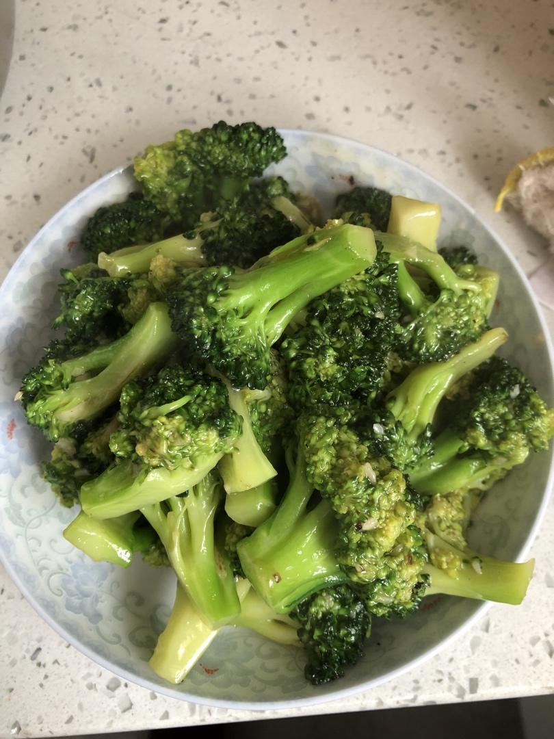 好吃到爆的耗油蒜蓉西兰花(从不修图，喜欢请关注)