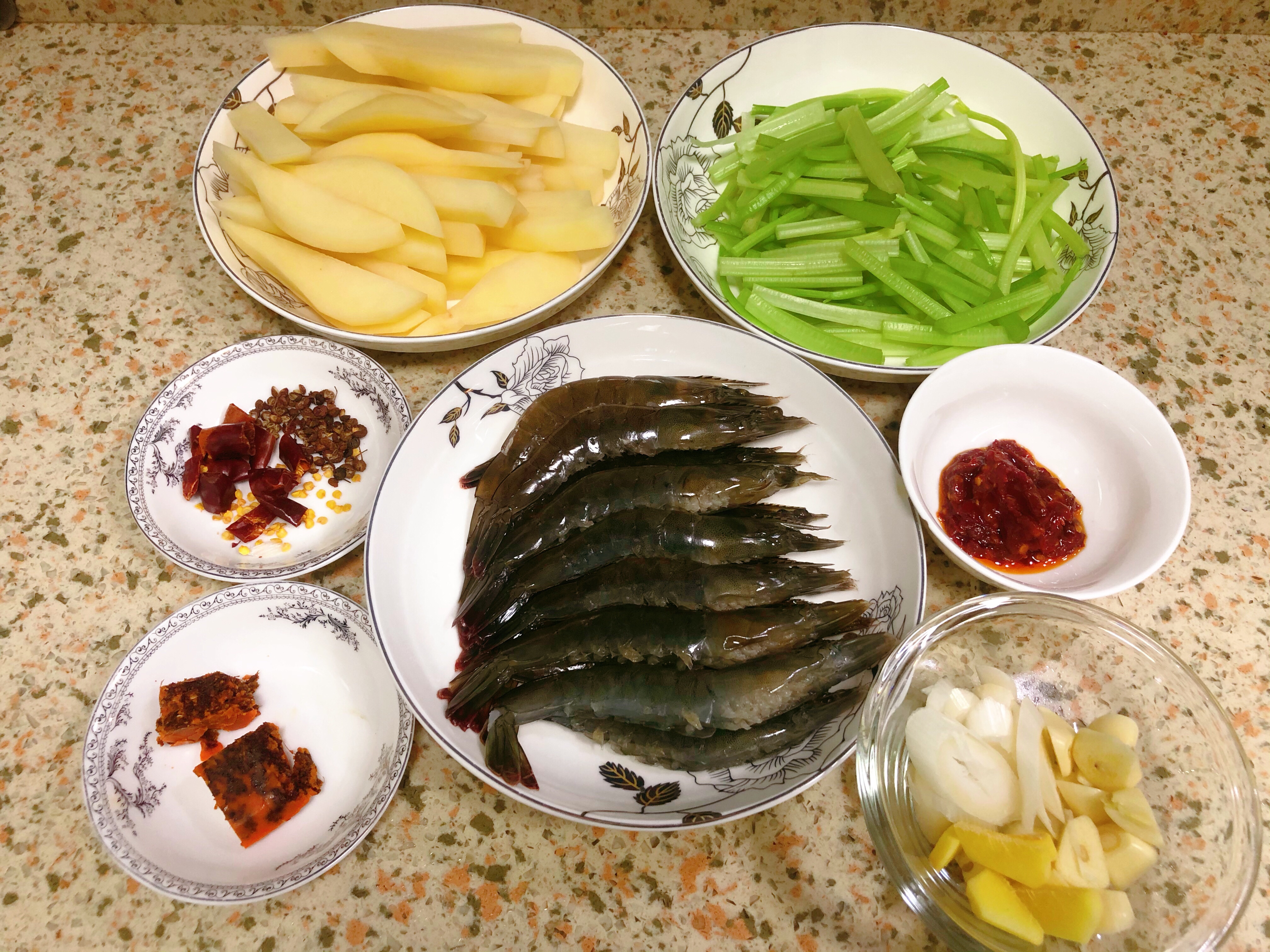 保证第一次做就成功的干锅虾&土豆&芹菜（亲测有效）的做法 步骤3