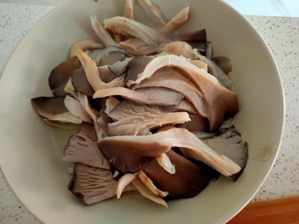 孜然蘑菇炒肉的做法 步骤3