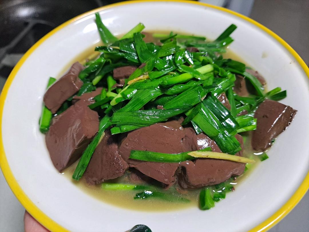 猪血炒韭菜,每周吃两三次,养胃补血,气色佳