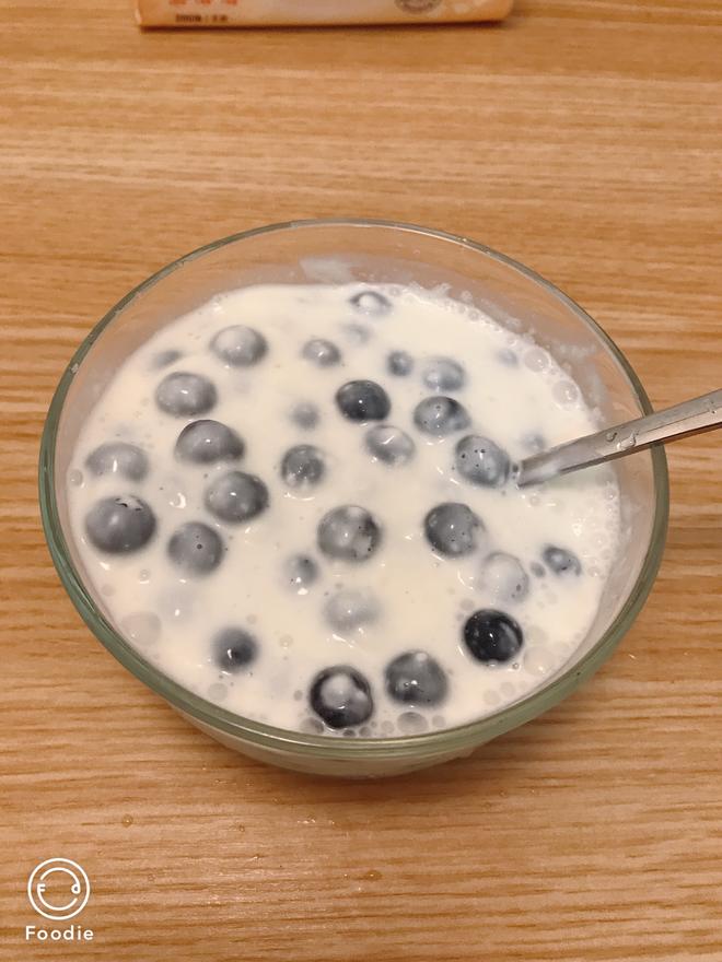 蓝莓酸奶-超简单晚餐的做法