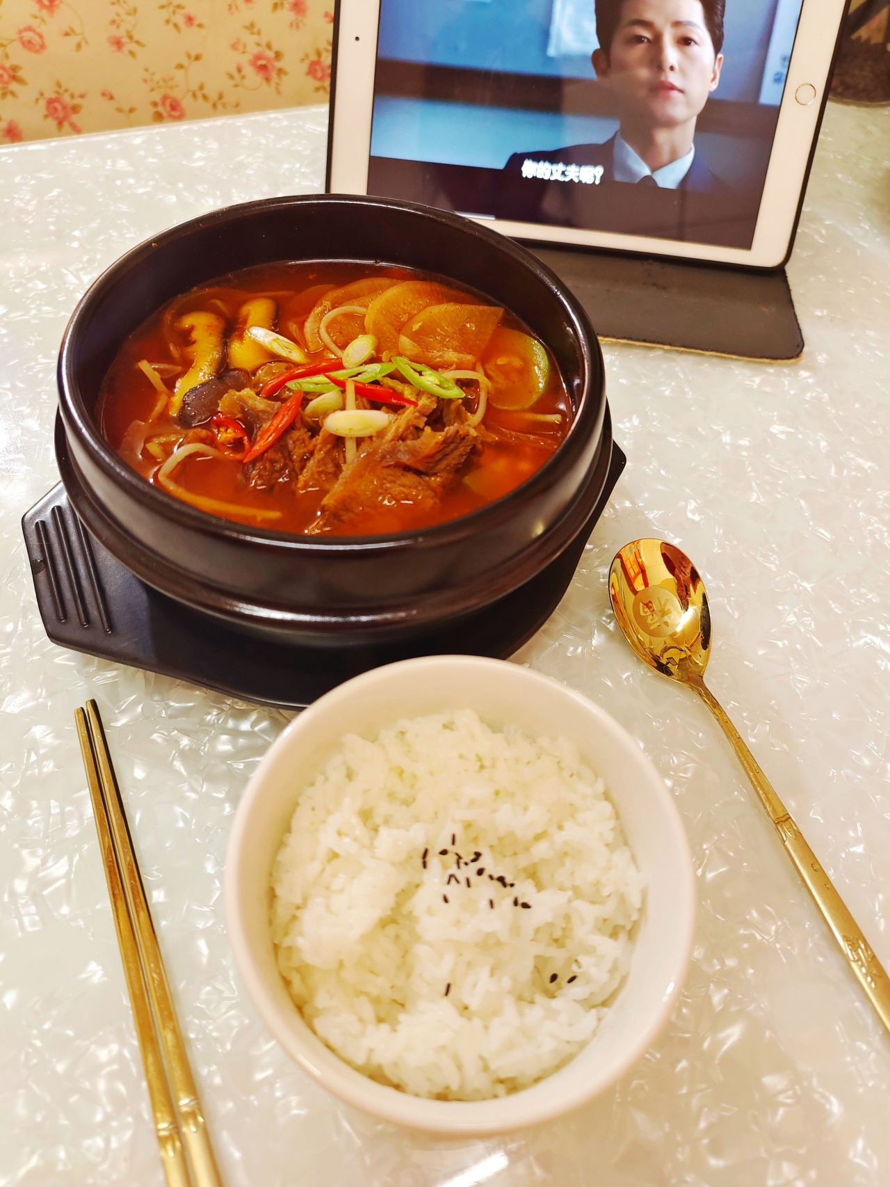 韩餐店里的辣牛肉汤