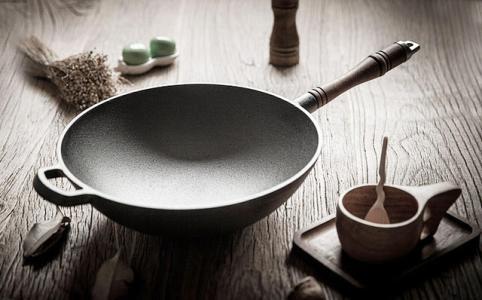 「月澜姐」厨具知识：“铁锅保养”。用对方法，让铁锅成为你的“专宠”的做法