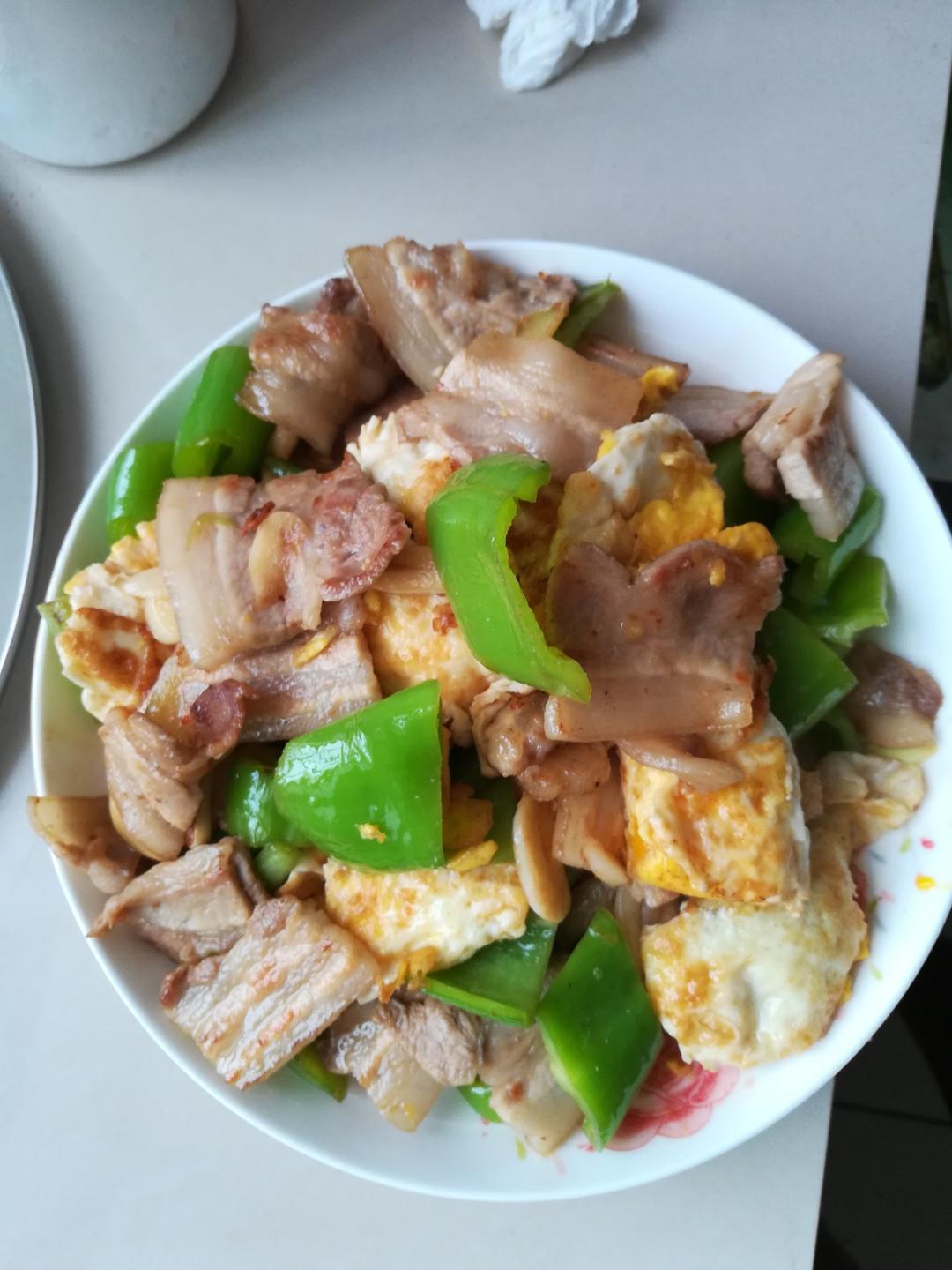 一万三千三百三十三做的荷包蛋炒五花肉简单味美又下饭