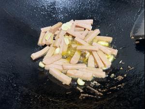梅林午餐肉炒豌豆片的做法 步骤6