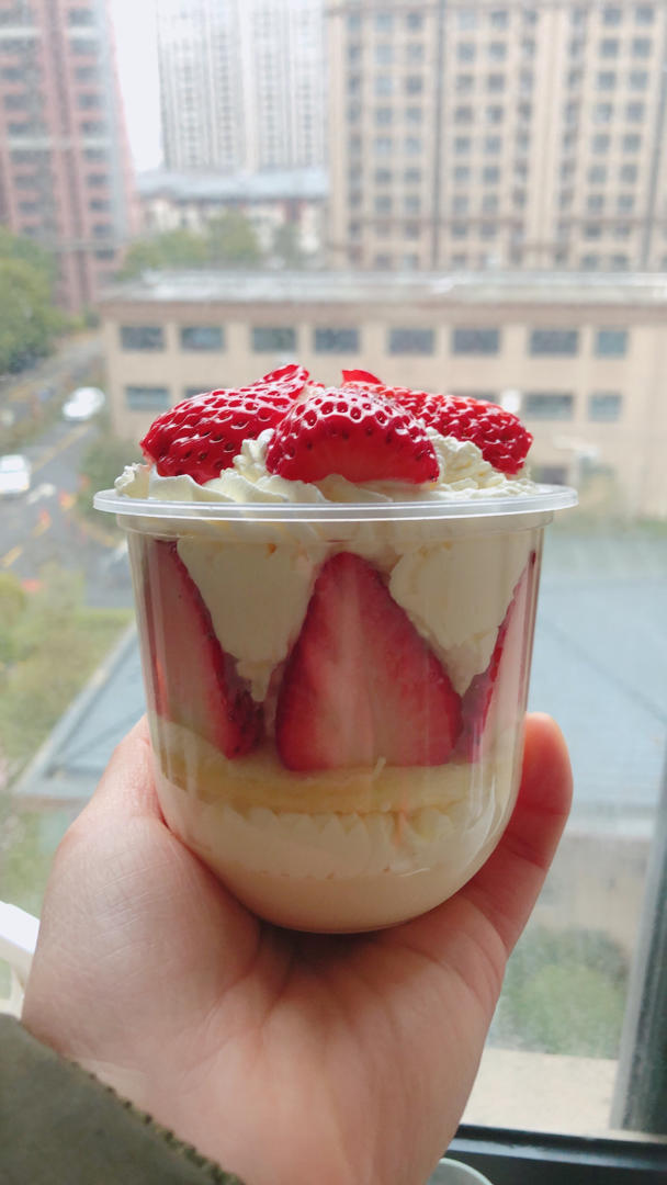 草莓抱抱杯🍓少女心满满的蛋糕
