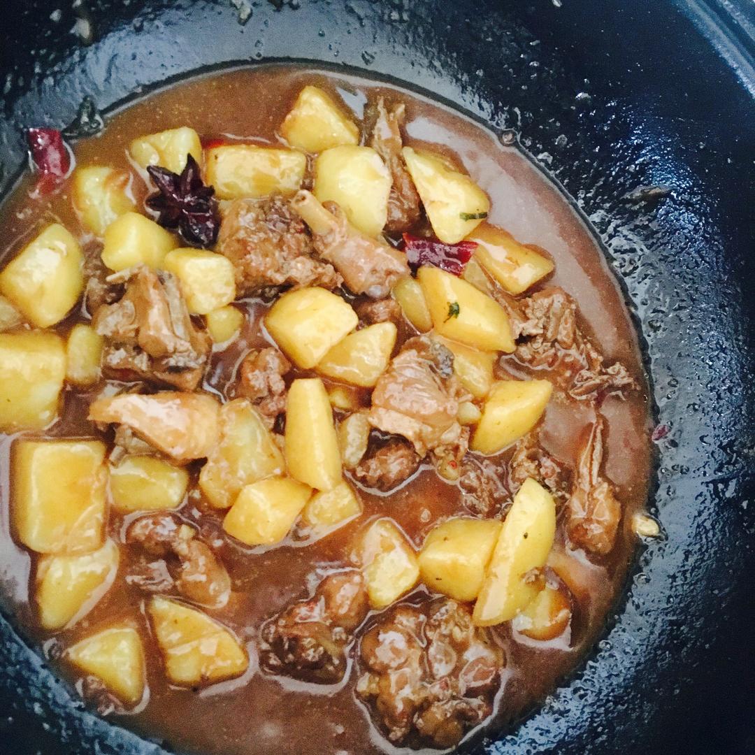 家常土豆烧鸭腿