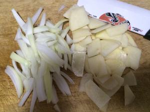 《昨日的美食》之洋葱新马铃薯味噌汤的做法 步骤3