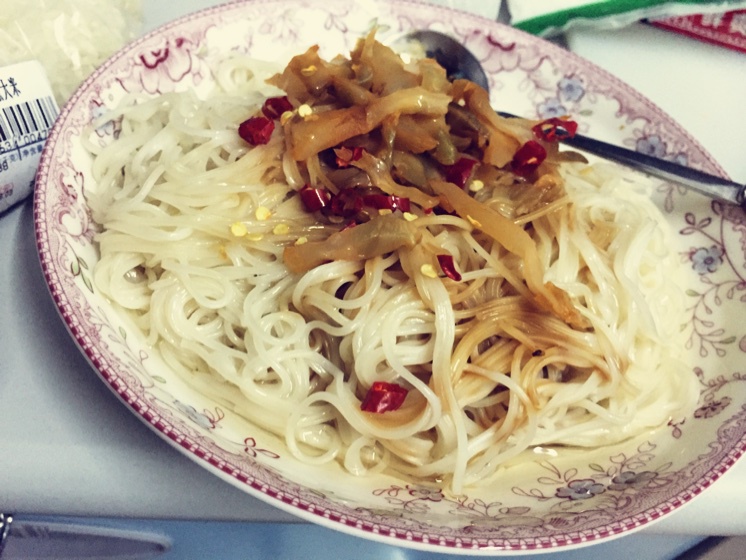 葱爆面—就是汪涵在天天向上里面做的那个啦