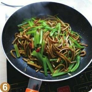 芹菜炒豆干的做法 步骤6