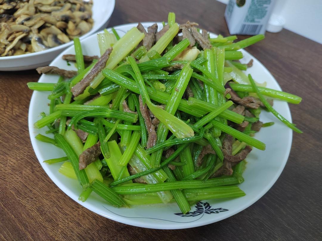 好吃到邻居敲门蹭饭的芹菜炒牛肉！
