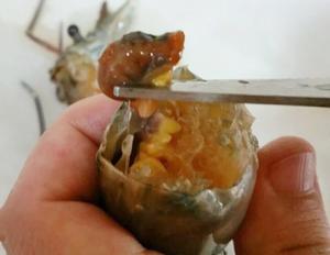 好吃到舔手指！超多膏的大头虾🦐【酸甜】😋附处理虾的步骤的做法 步骤3