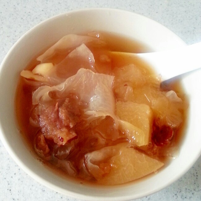 雪梨银耳红枣汤