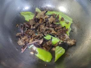 东北干蘑菇炒肉的做法 步骤4
