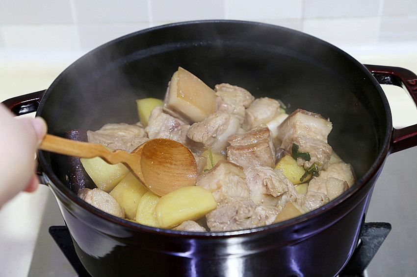 土豆炖肉--Staub珐琅铸铁锅的做法 步骤4