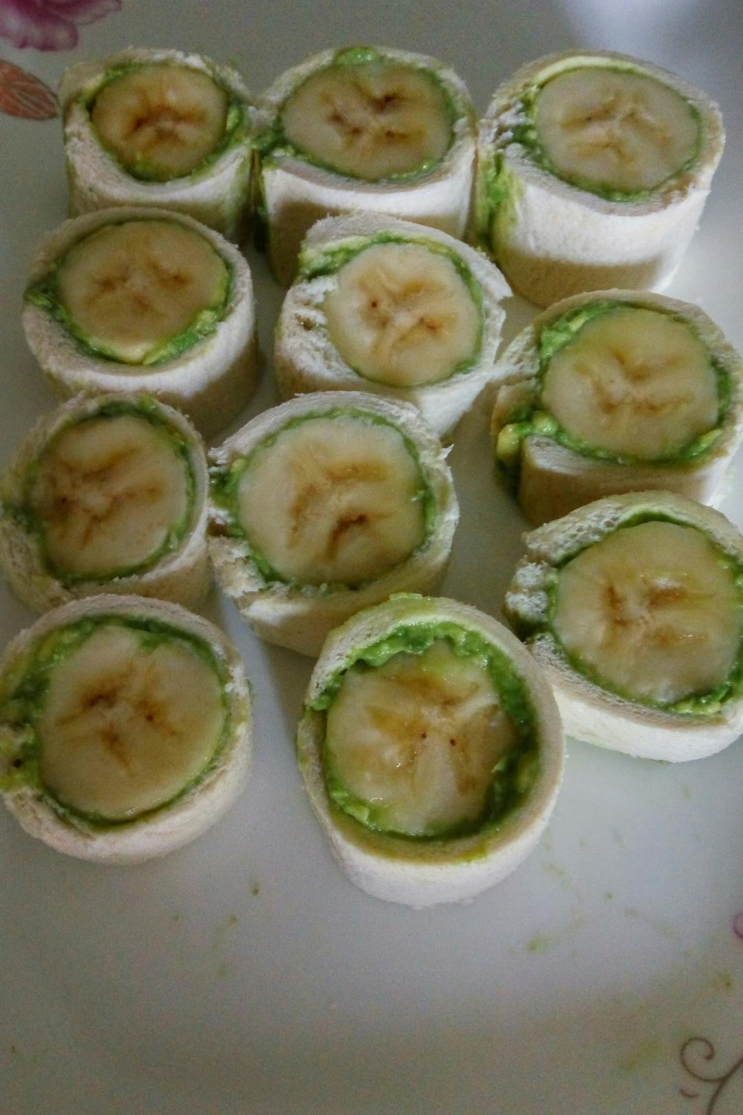 宝宝辅食：牛油果香蕉吐司卷-10分钟营养餐，让宝宝开开心心吃掉牛油果吧！