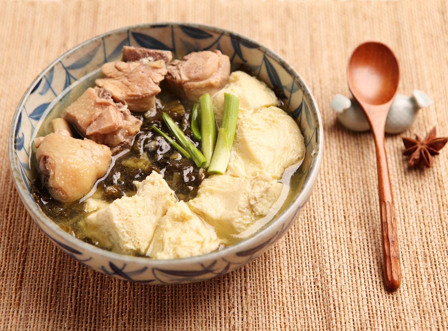 酸菜鸡腿炖冻豆腐的做法
