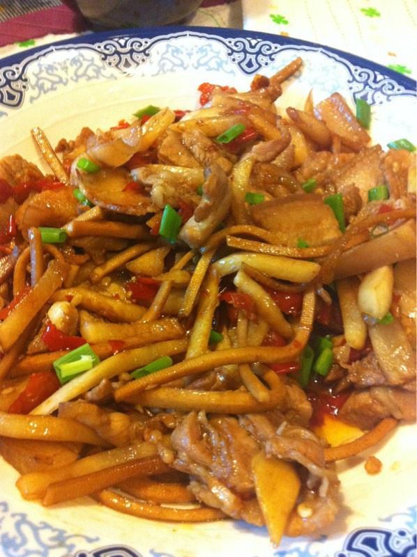 泡萝卜香干丝炒五花肉的做法