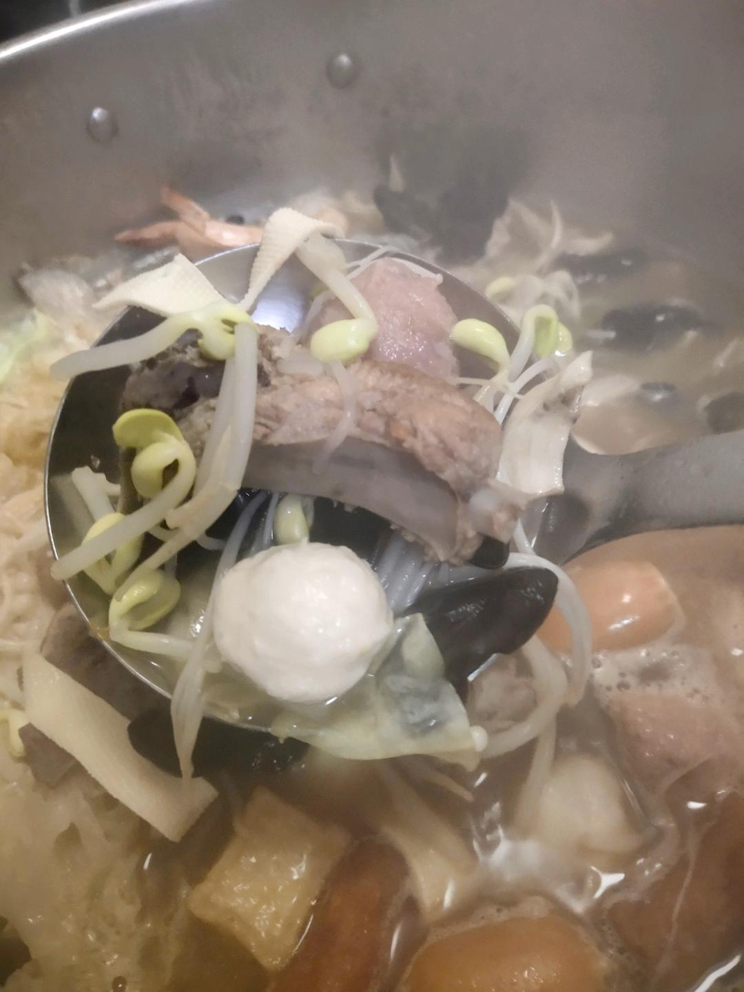 汤汁浓郁的排骨火锅，清淡不辣