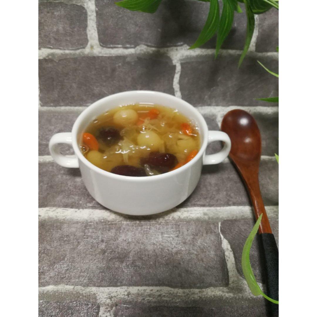 桂圆红枣银耳莲子羹