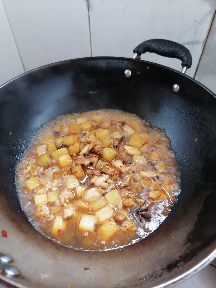 鸡腿肉烧土豆丁的做法 步骤6