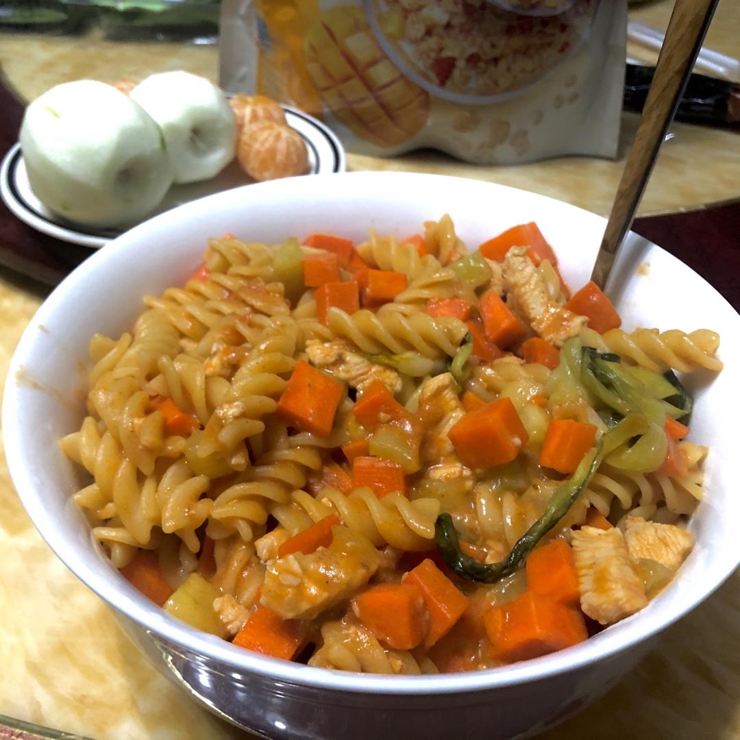 【减脂健身餐】胡萝卜番茄鸡胸肉炒意面