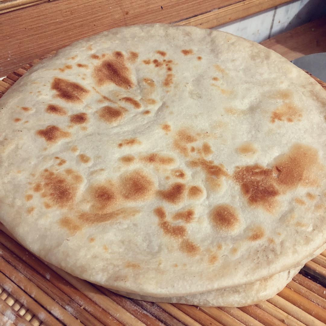 为什么自己烙的家常饼会发硬，跟我学这个好吃的烙饼方法吧！