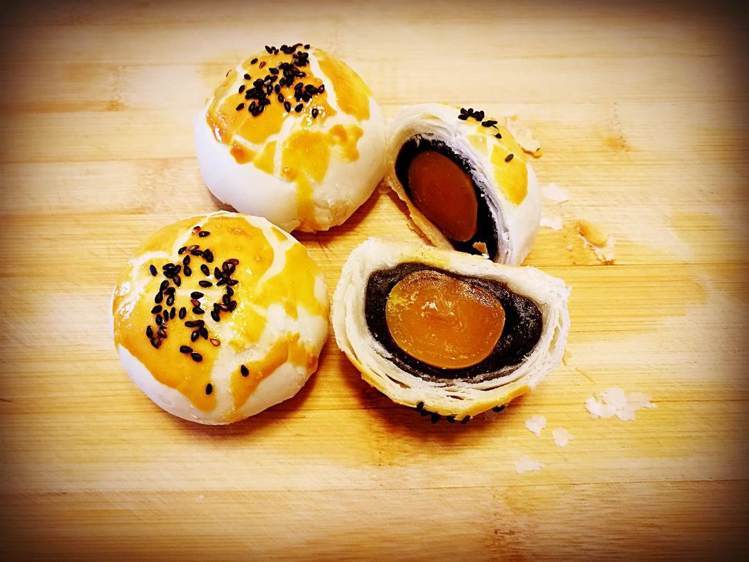 视频 手把手教你做蛋黄酥 厚皮还不用揉出膜 特别好吃