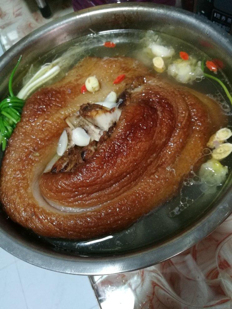 黄芪枸杞煲蹄膀
