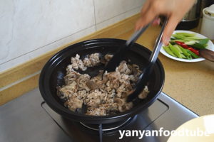 肥牛蘑菇砂锅 Beef & Mushroom Hotpot的做法 步骤2