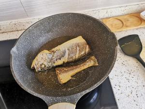 江南名典—雪菜烧大黄鱼的做法 步骤4