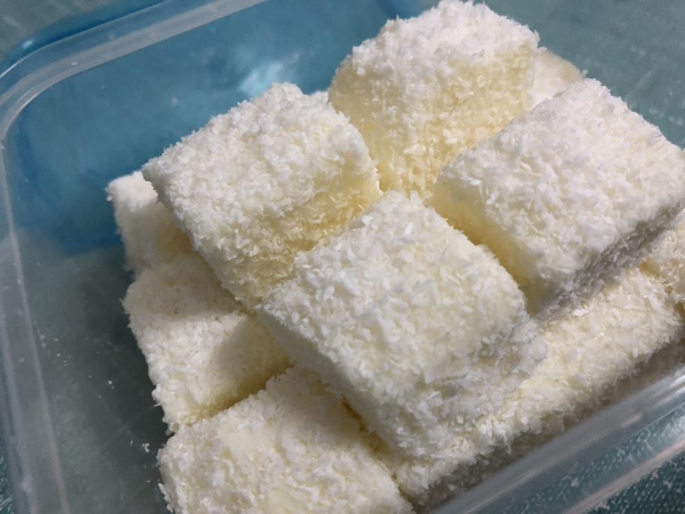 【视频】85度C 椰蓉牛奶小方～不用烤箱的夏日甜点