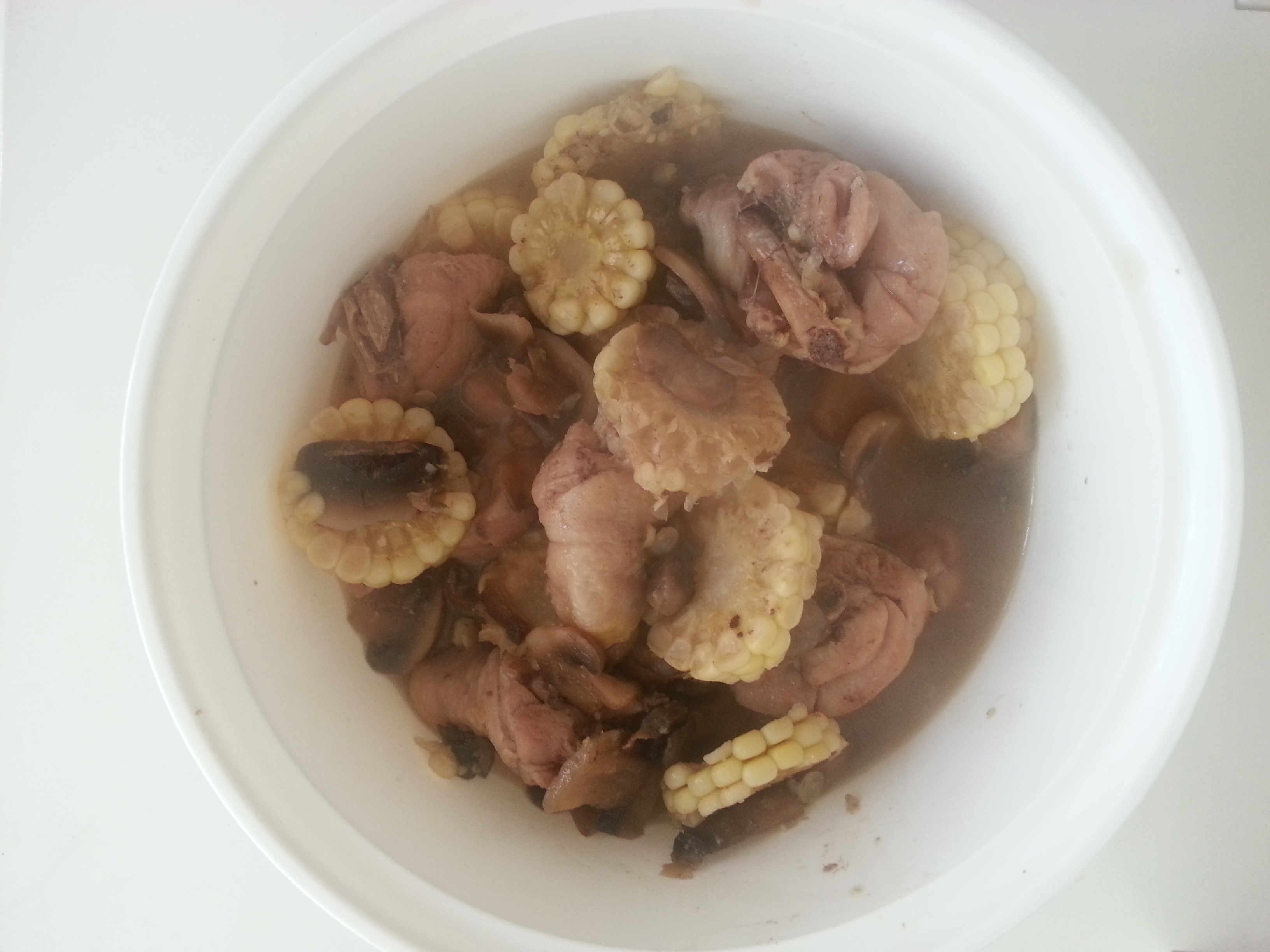 蘑菇鸡腿鲜汤