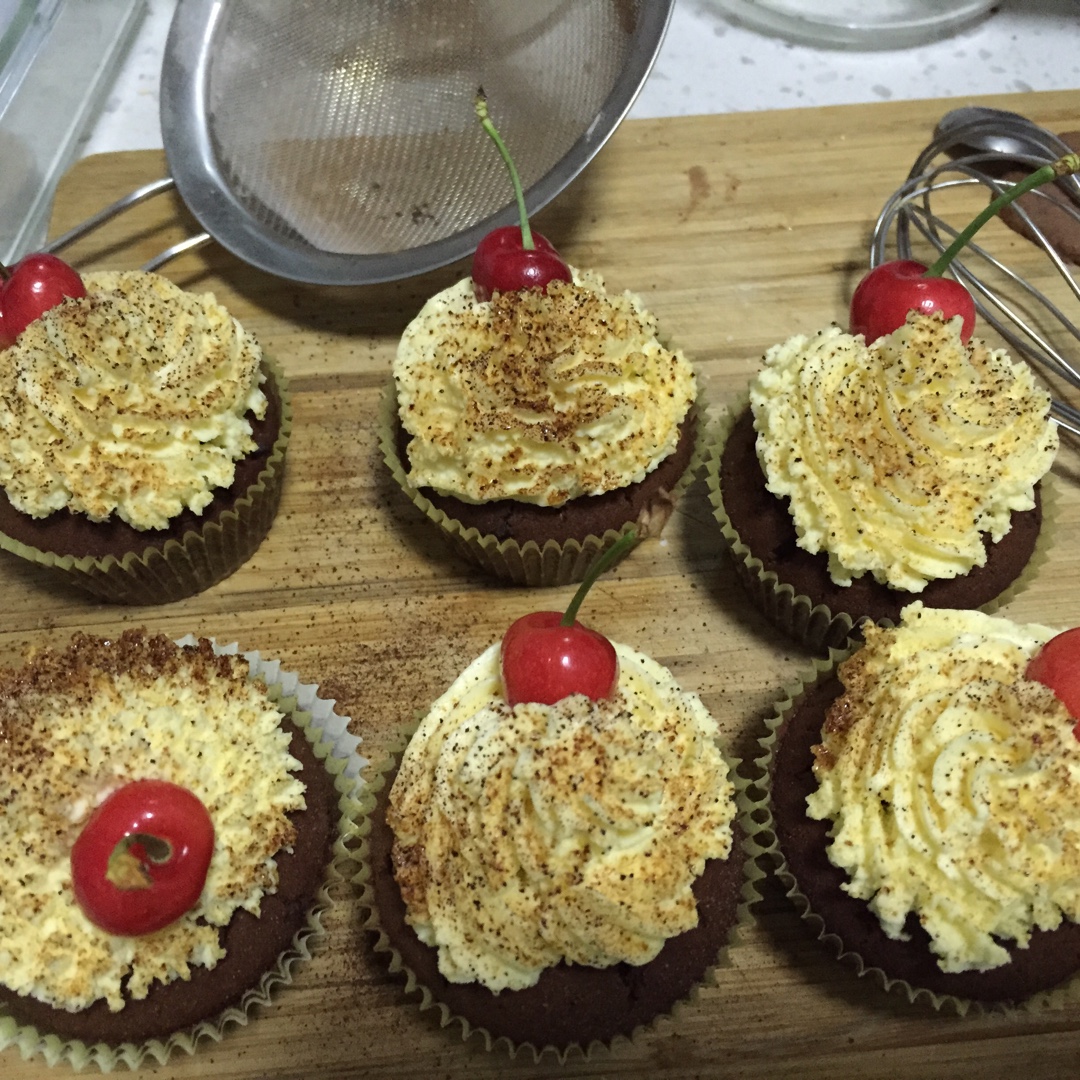超润巧克力纸杯蛋糕（非常适合裱花、盖糖皮的cupcake方子）