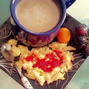 十分钟搞定的营养早餐！黄油煎蛋和鲜奶油咖啡的做法 步骤1