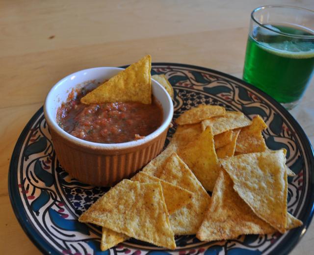 墨西哥风味番茄酱配玉米片的做法