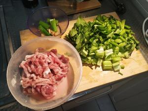 炒简单芹菜炒肉的做法 步骤1
