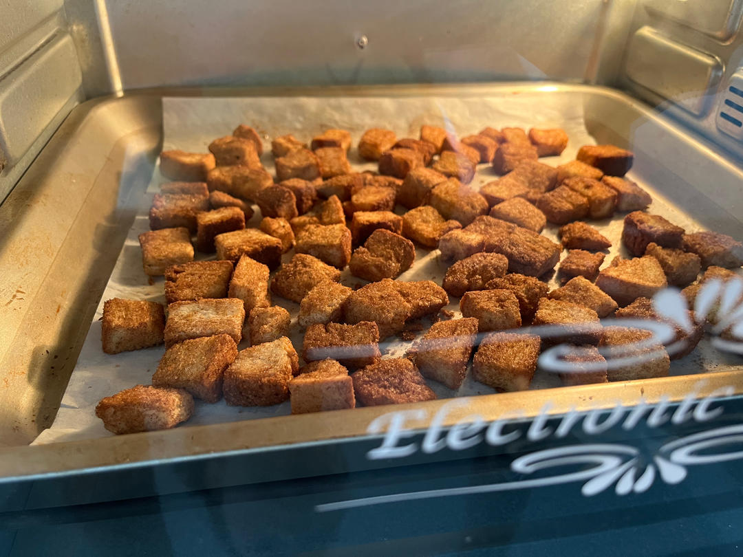 超级简单的焦糖肉桂面包粒