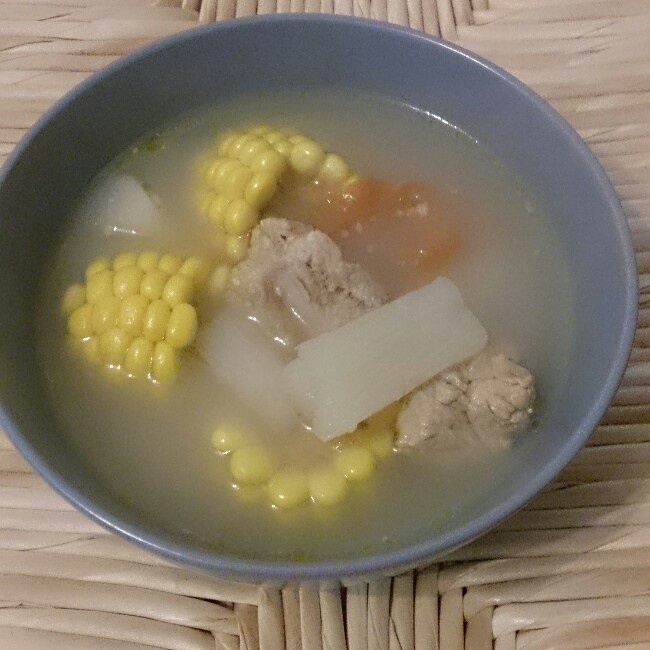 暖冬的玉米山药排骨汤的做法