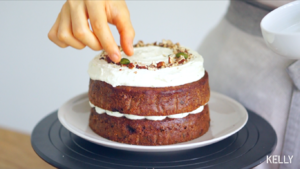 坚果胡萝卜蛋糕/香甜不腻的改良配方+装饰手法/烘焙视频蛋糕篇12「美式蛋糕」的做法 步骤34