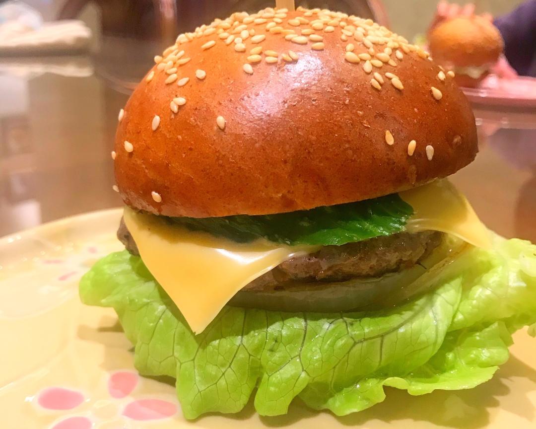 牛肉汉堡（附胚芽餐包和牛肉饼做法）