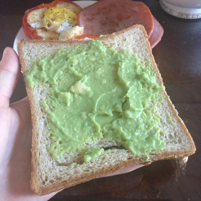 牛油果酱抹面包